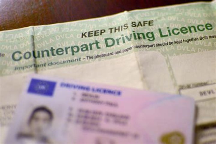 Are paper driving licences still valid 2021?