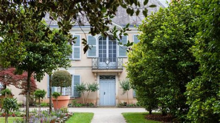 Can a company buy property in France?