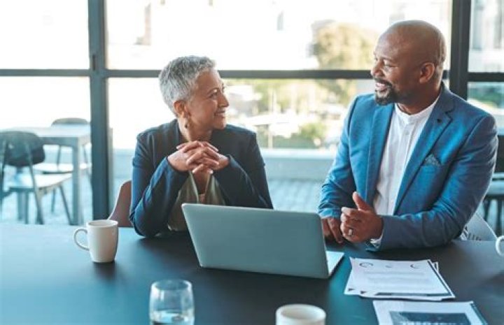 Can a financial advisor work independently?