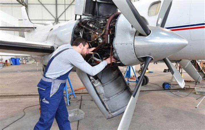 Can Aircraft Maintenance Engineer fly a plane?