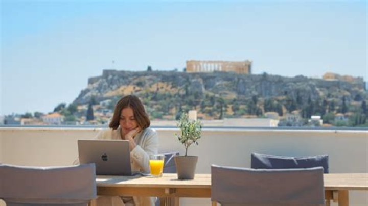 Can an American live and work in Greece?