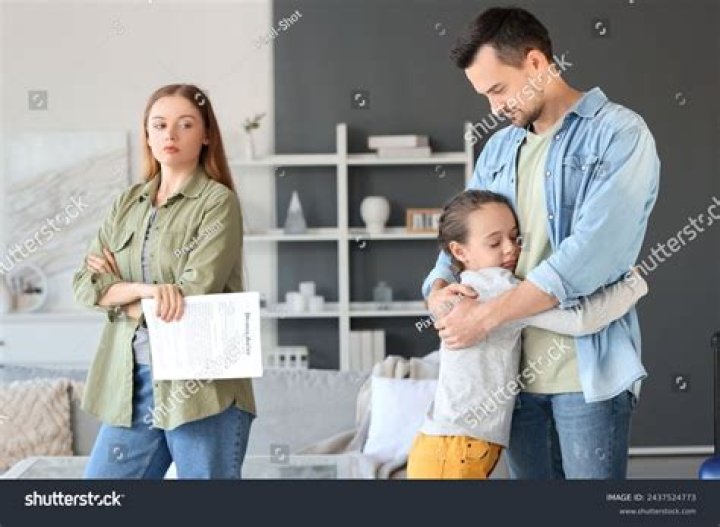 Can child stay with father after divorce?