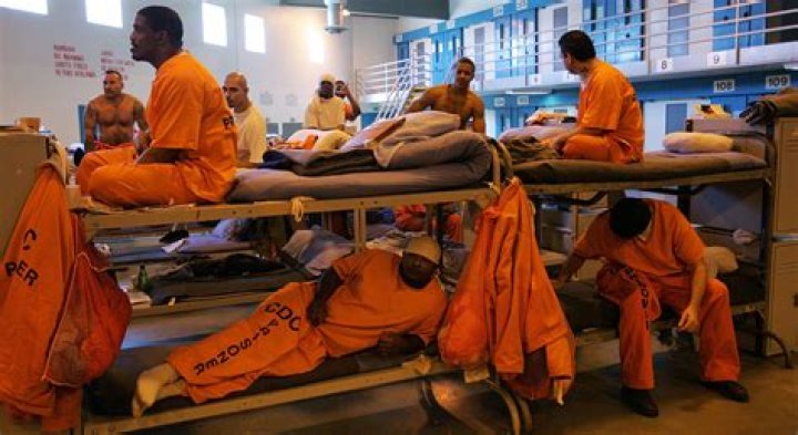 Do federal prisoners have to work?
