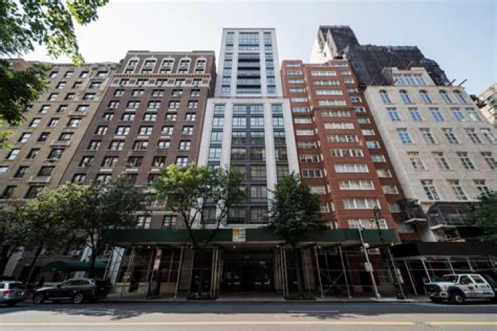 Do people live in apartments in New York?