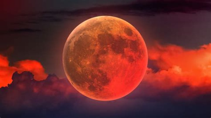 How does a blood moon look like?