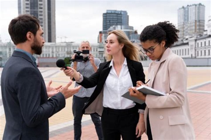 How does PR differ from the field of marketing journalist and advertising?