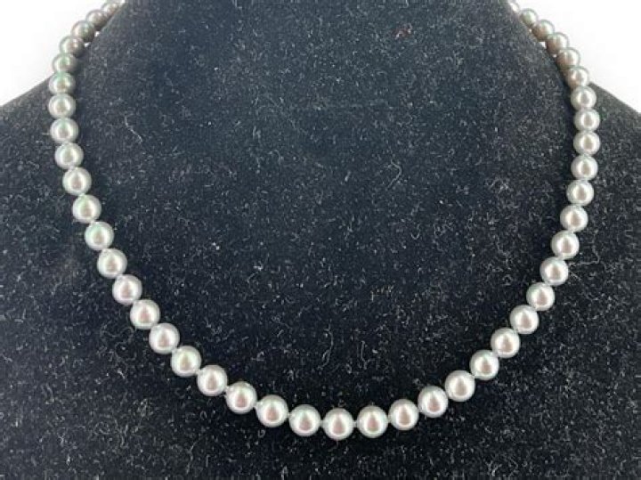 How is a Majorica pearl made?