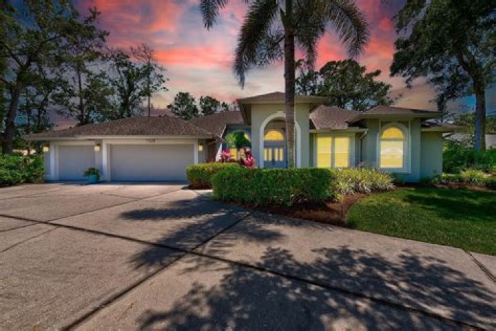 How many Canadians own real estate in Florida?