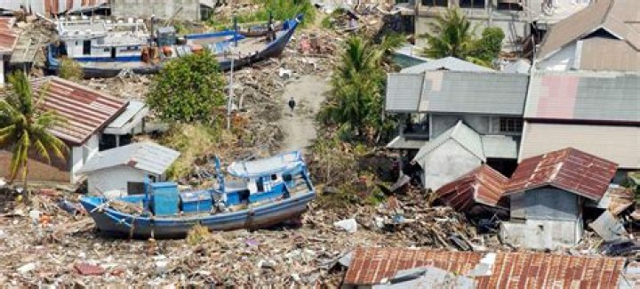 How many died in 2004 tsunami?