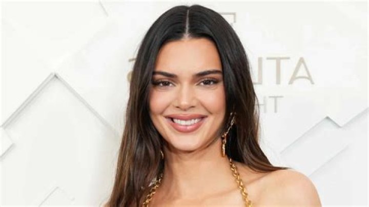 How many hours does Kendall Jenner sleep?