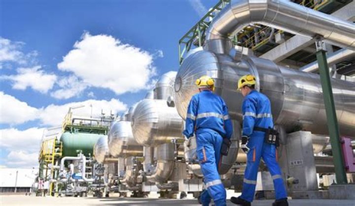 How many people worldwide work in the oil and gas industry?