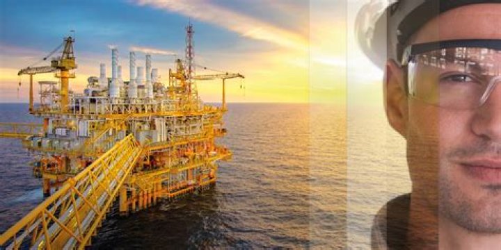How much do you get paid to work on an offshore oil rig?