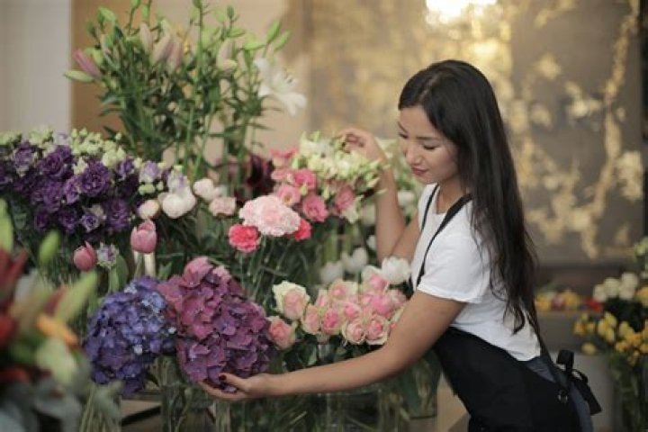 How much does a floral company make?