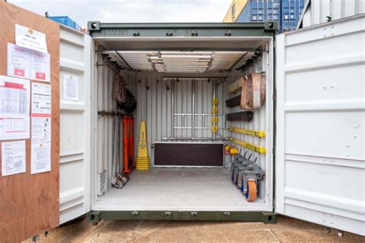 How much does it cost to hire a shipping container for storage?