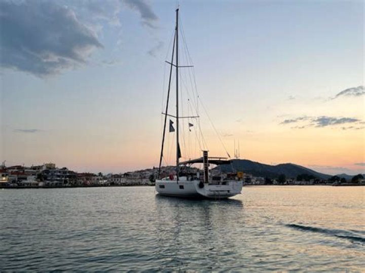 How much does it cost to rent a sailing boat?