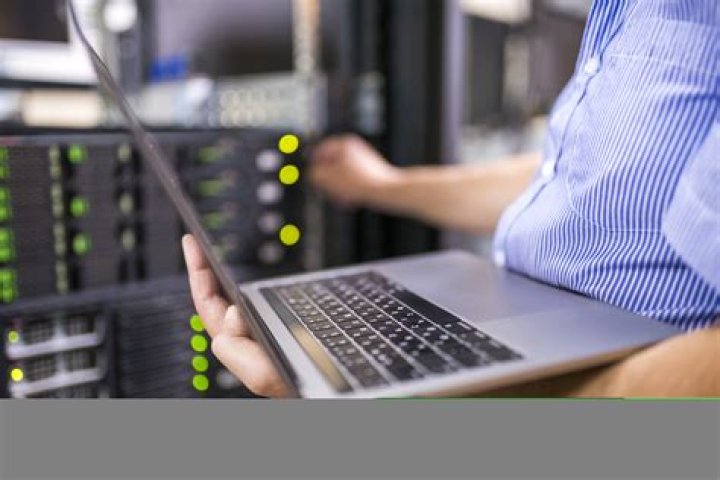 What does a computer consultant do?