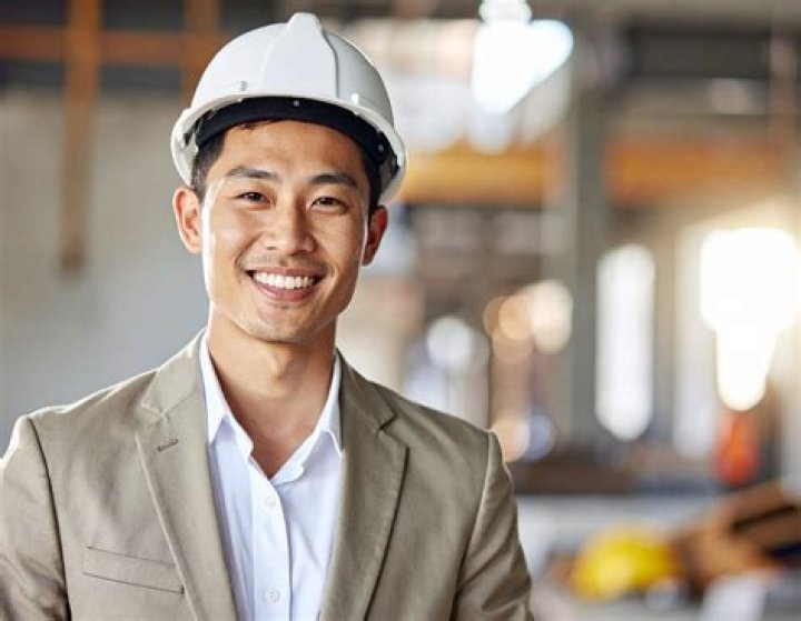 What does construction project manager do?