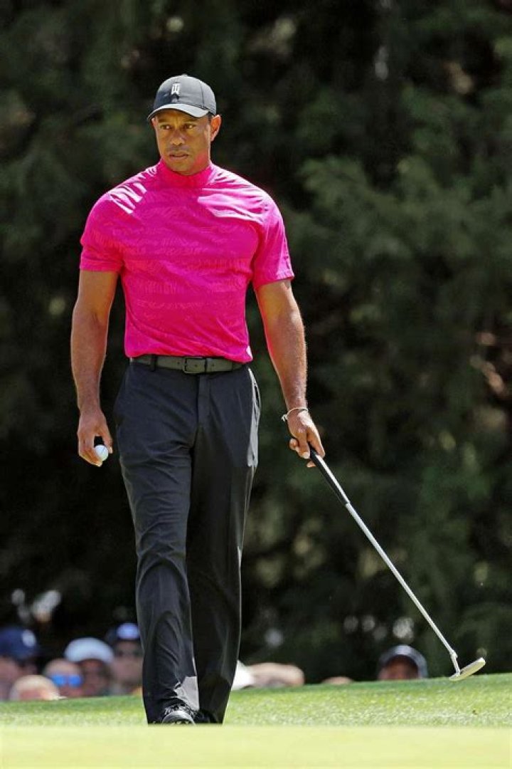 What is Tiger Woods average score?