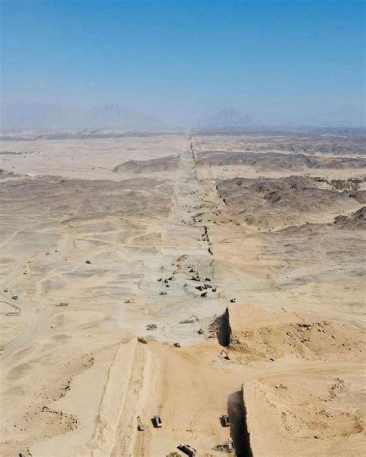 When did they start building houses in Australia?