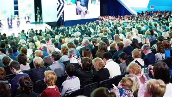 Who are the persons who should attend an annual general meeting?
