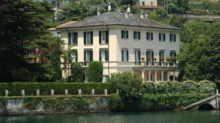 Who has a house in Lake Como?