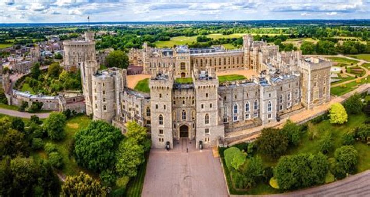 Who lives at Highclere Castle now?